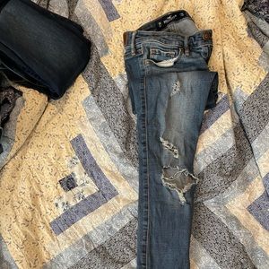 Hollister Size 3R distressed skinny jeans
